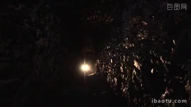 黑暗洞穴中的光束